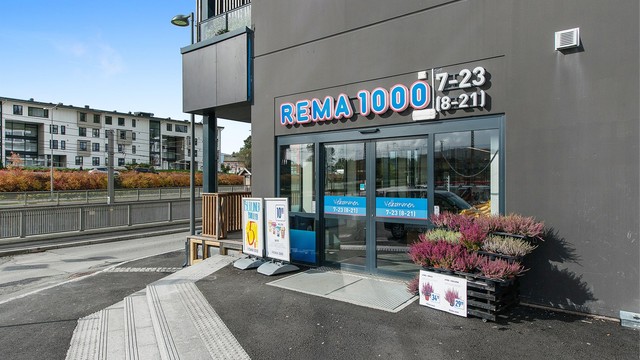Rema 1000 ligger like ved bybanen, og i tillegg finner du Bunnpris i Steinsviken