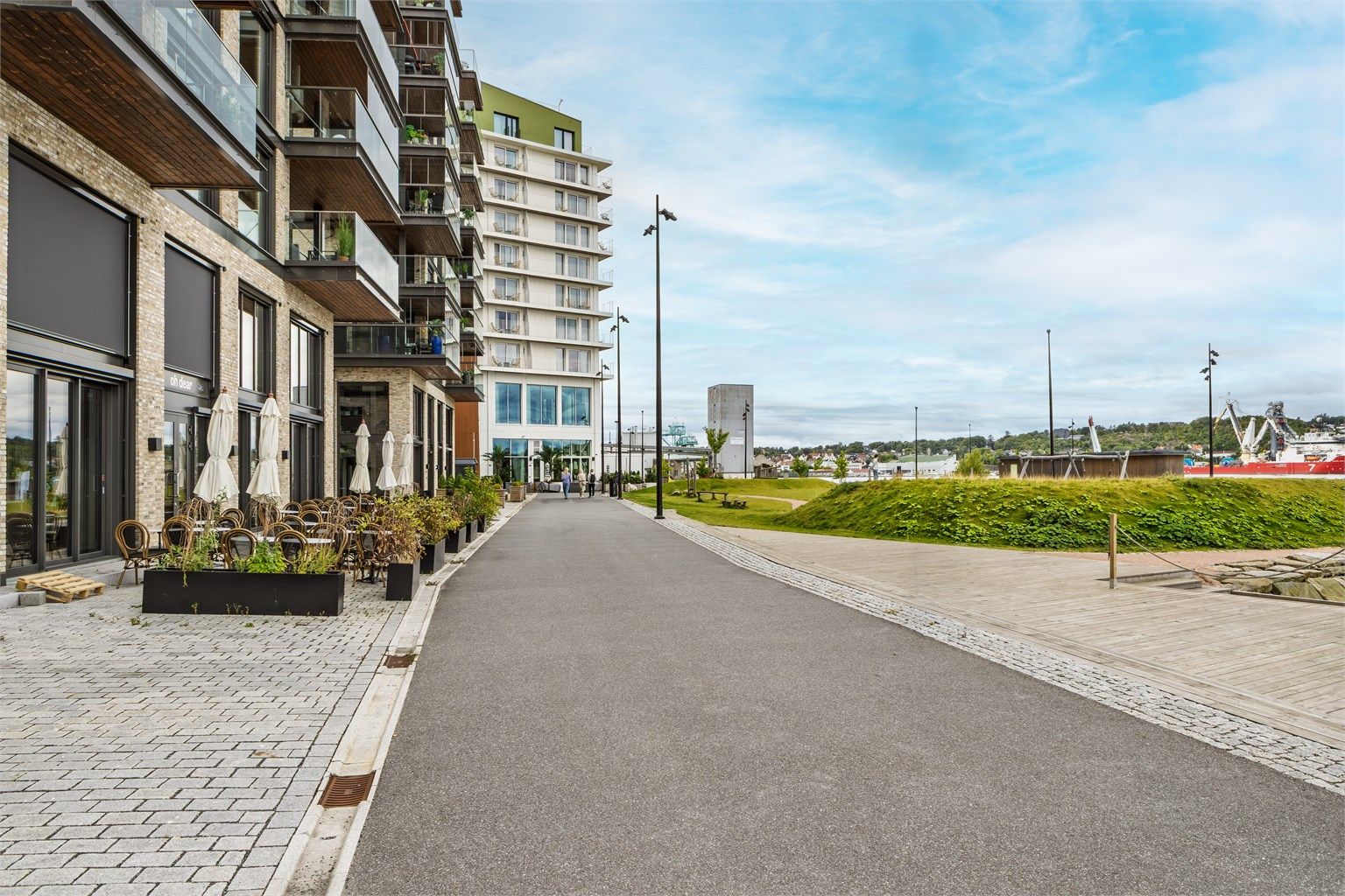 Promenaden langs sjøen er perfekt for en kveldstur eller løpetur.