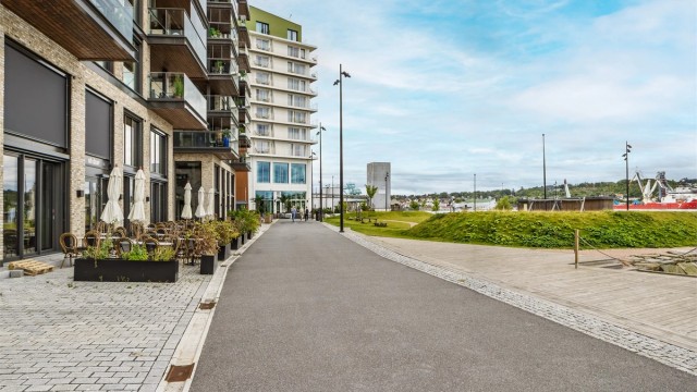Promenaden langs sjøen er perfekt for en kveldstur eller løpetur.