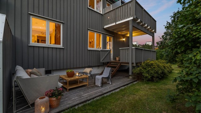 Terrassen er på hele 13 kvm, vender mot sydvest og har således svært gode solforhold