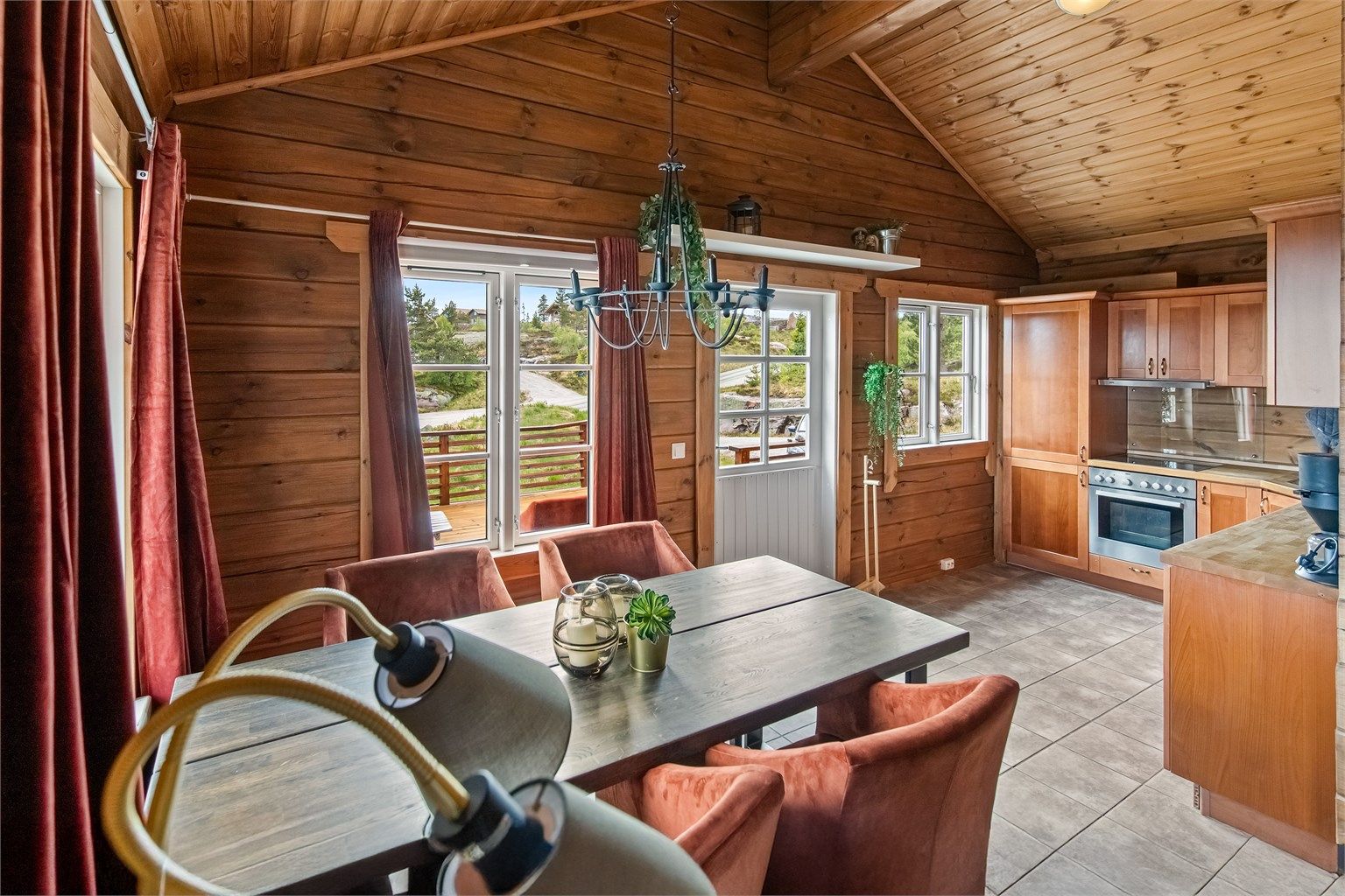 Utgang til stor og solrik terrasse fra kjøkkenet