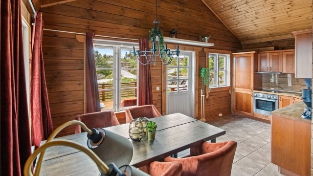 Utgang til stor og solrik terrasse fra kjøkkenet