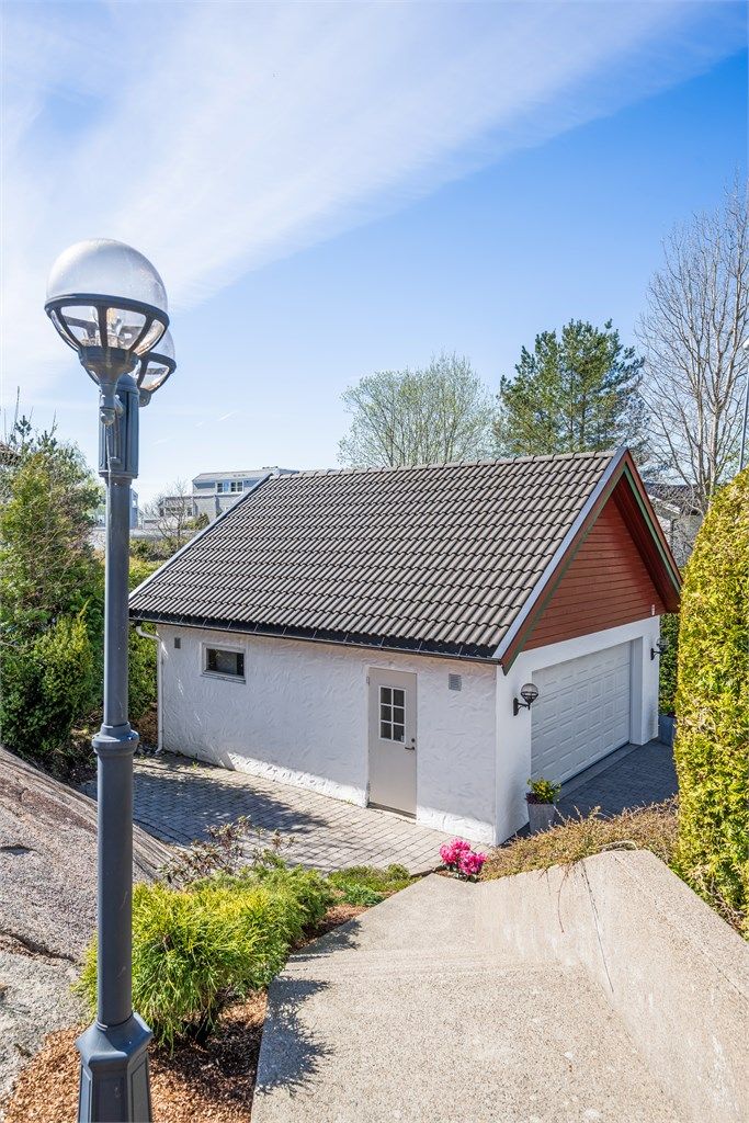 Dobbelgarasjen ble oppført i 2005 og har et areal på 40 m².