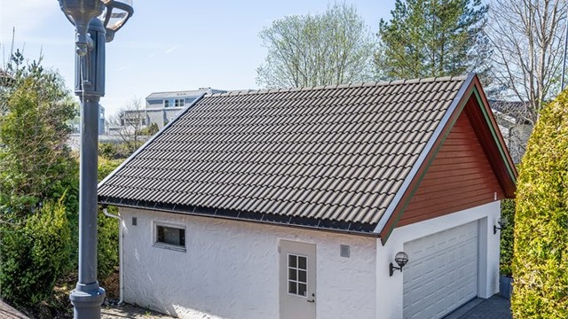 Dobbelgarasjen ble oppført i 2005 og har et areal på 40 m².