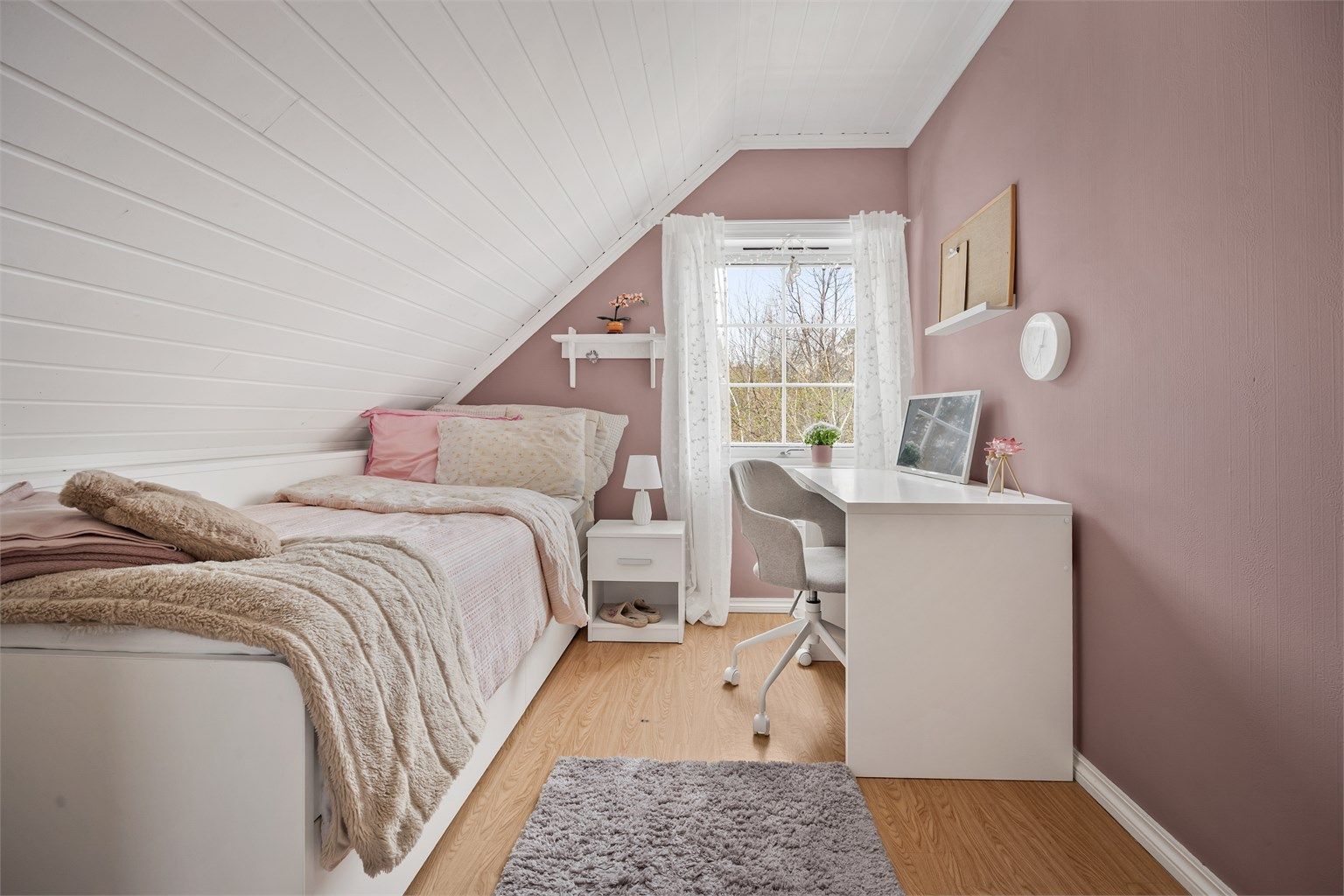 Andre etasje inneholder en egen soveromsavdeling med tre soverom, i tillegg til loftstuen og badet.