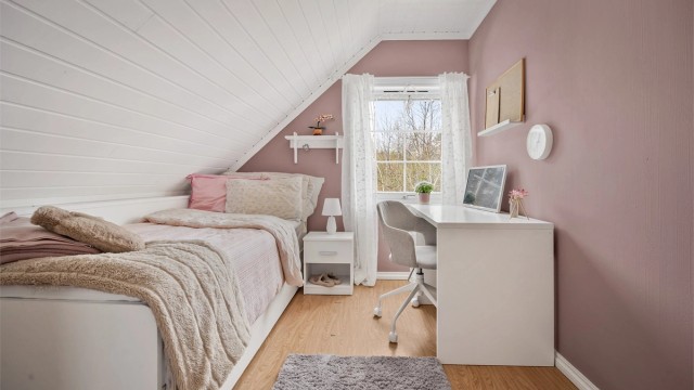 Andre etasje inneholder en egen soveromsavdeling med tre soverom, i tillegg til loftstuen og badet.