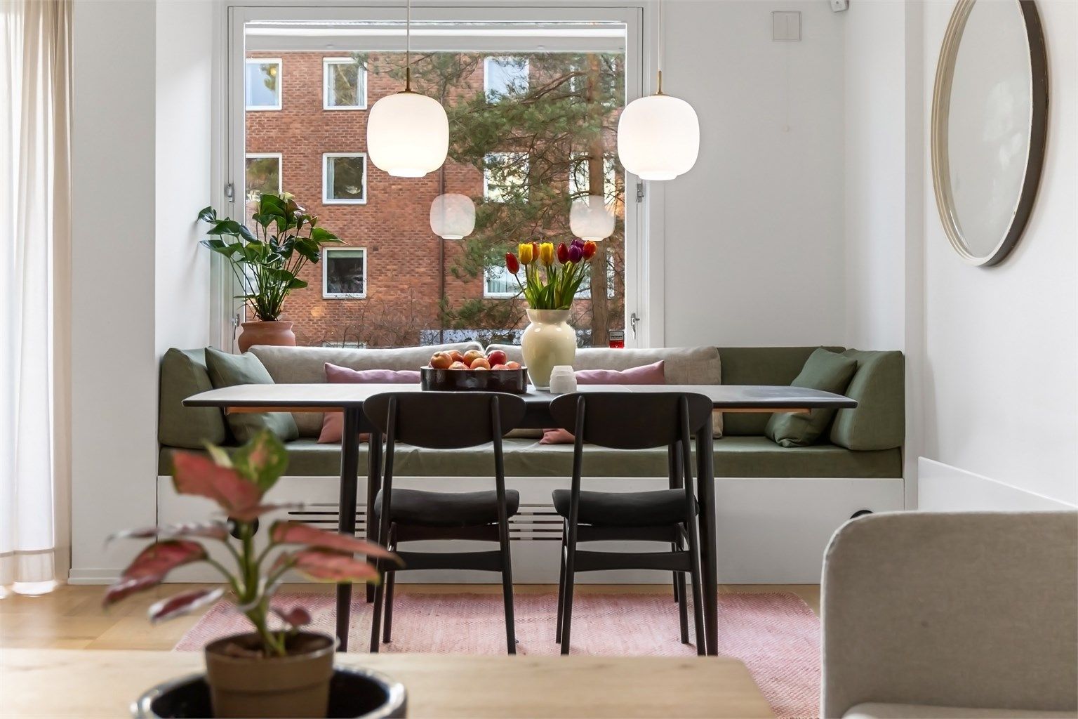 Lekker og sjønær 3-roms i høy 1. etasje med solrik balkong og garasje – fredelig og moderne bolig i grønne omgivelser. Foto: Zovenfra AS