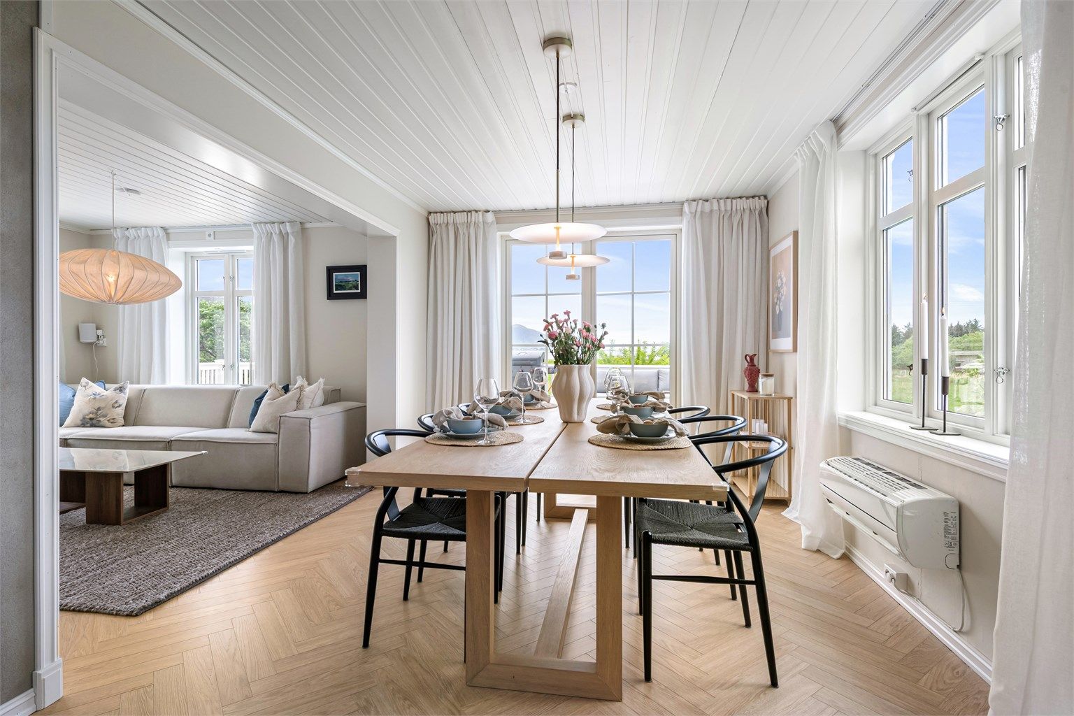 Spisestuen har god plass til langbord for hyggelige sammenkomster.