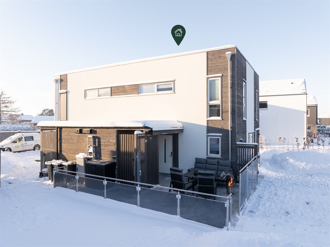 Denne moderne tomannsboligen ble oppført i 2019. #3B utgjør nordre halvdel og er familievennlig med blant annet tre store soverom og bad i begge etasjer. Fotograf; Kristoffer Kristiansen.