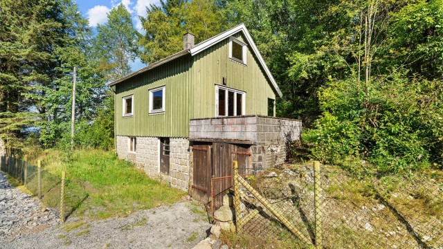 2 gjerdestolper er redigert bort for å vise mulighet for å kjøre bil inn i hagen.