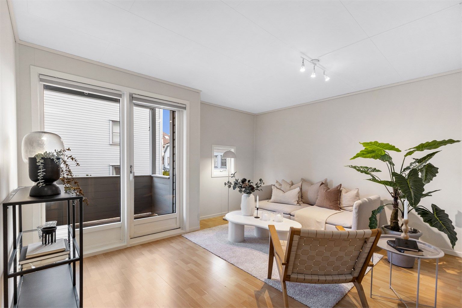 Lys og innbydende leilighet med store vindusflater, utgang til balkong og god plass til både sofakrok og spisestue.