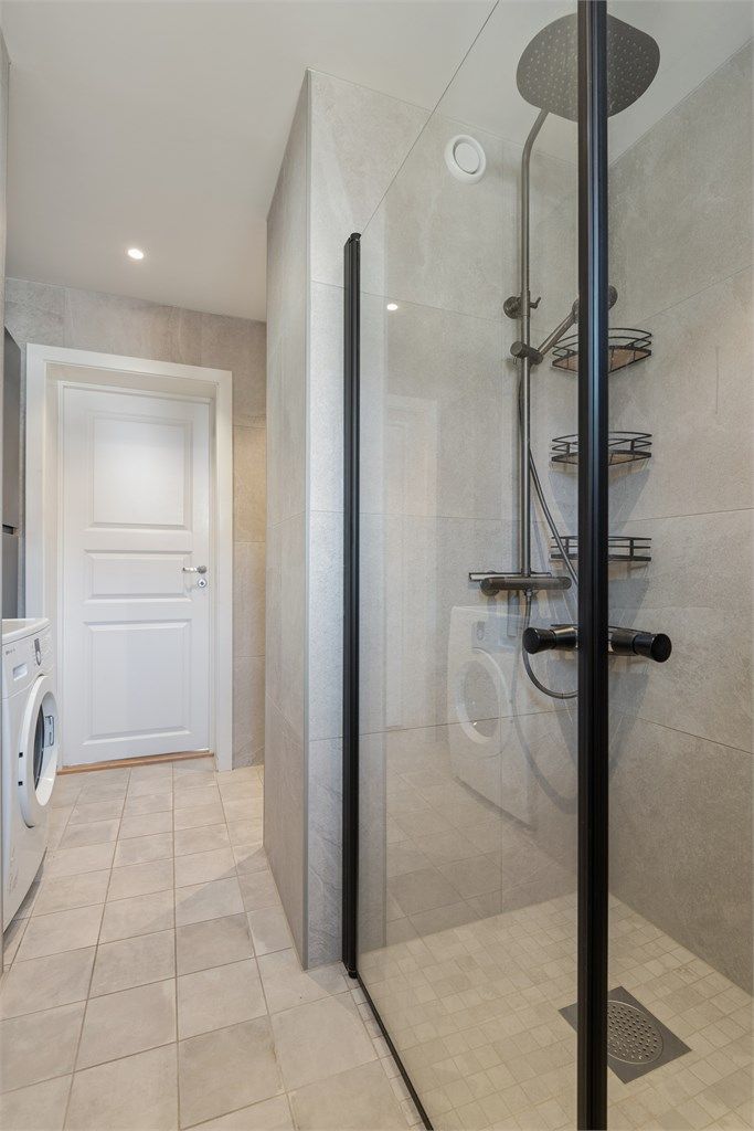 Det er også opplegg for vaskemaskin, noe som gir en funksjonell løsning.