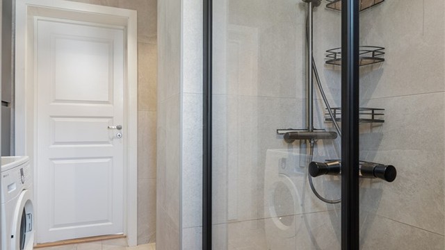 Det er også opplegg for vaskemaskin, noe som gir en funksjonell løsning.