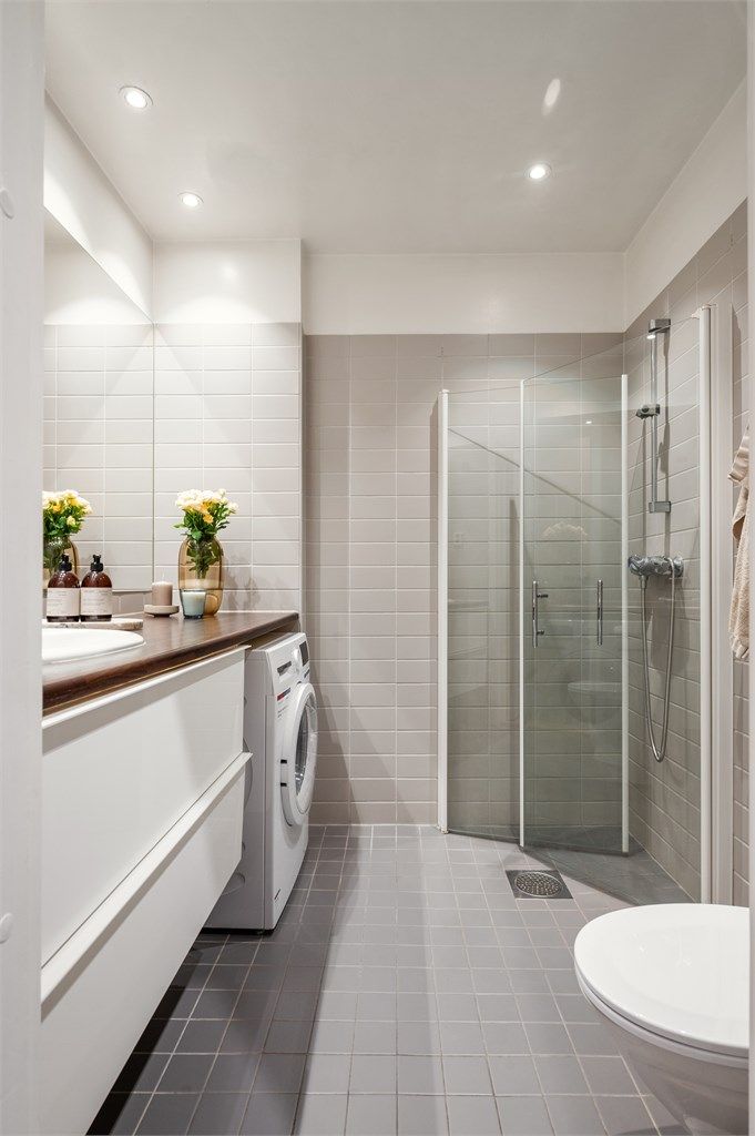 Innredningen består av fliser på gulv og vegger. Ellers er det gulvstående toalett, benkeplate med nedfelt servant og opplegg for vaskemaskin.