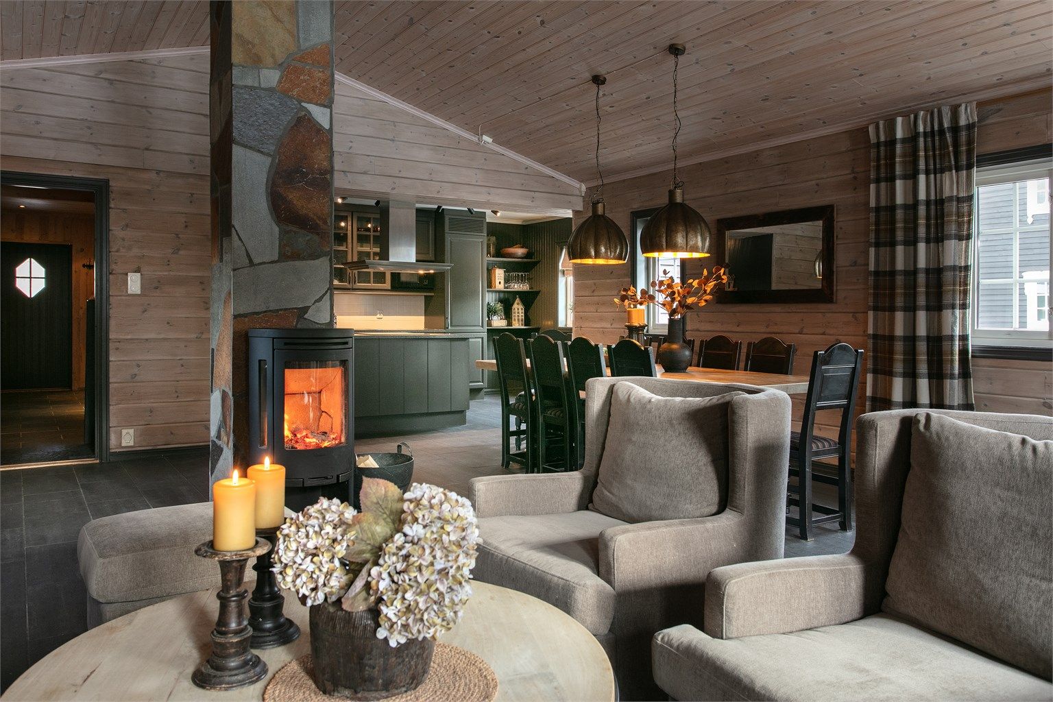 Stor og romslig stue og kjøkken i åpen løsning med god plass til både sofagruppe og spisestue