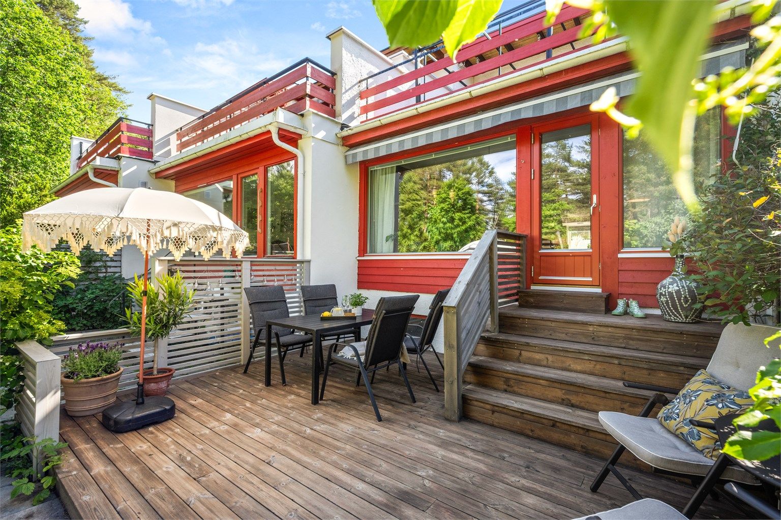 Terrassen er utstyrt med markise for effektiv solskjerming.