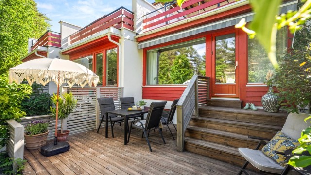 Terrassen er utstyrt med markise for effektiv solskjerming.