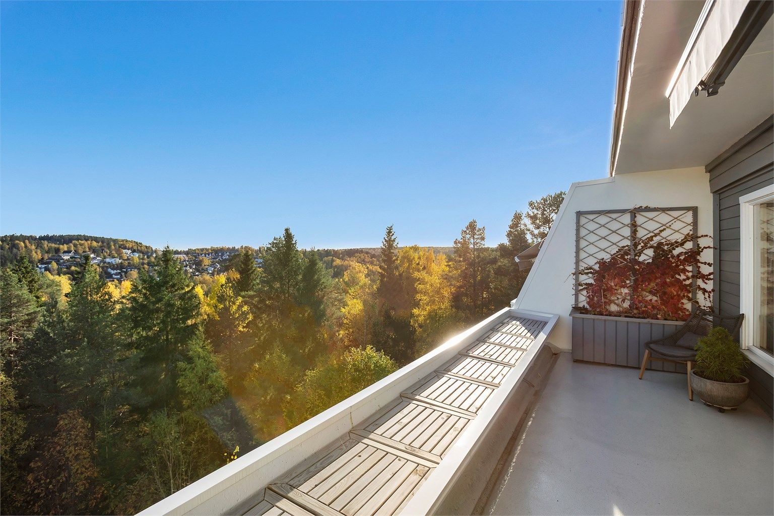 Delvis overbygd terrasse med åpen utsikt mot nærområdet. 