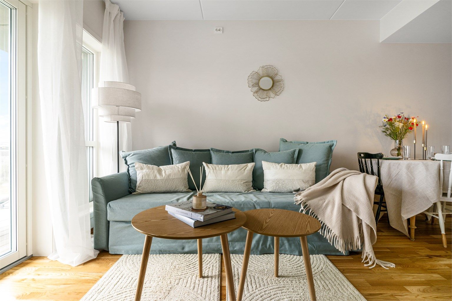 Praktisk planløsning og store vindusflater som gir rikelig med dagslys