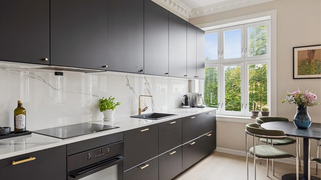 Laminat benkeplate og marmormønstrede plater over benken.