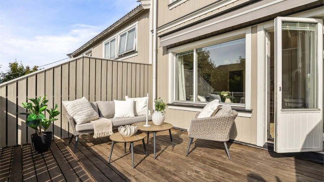 En lun og skjermet uteplass med direkte utgang fra stuen.