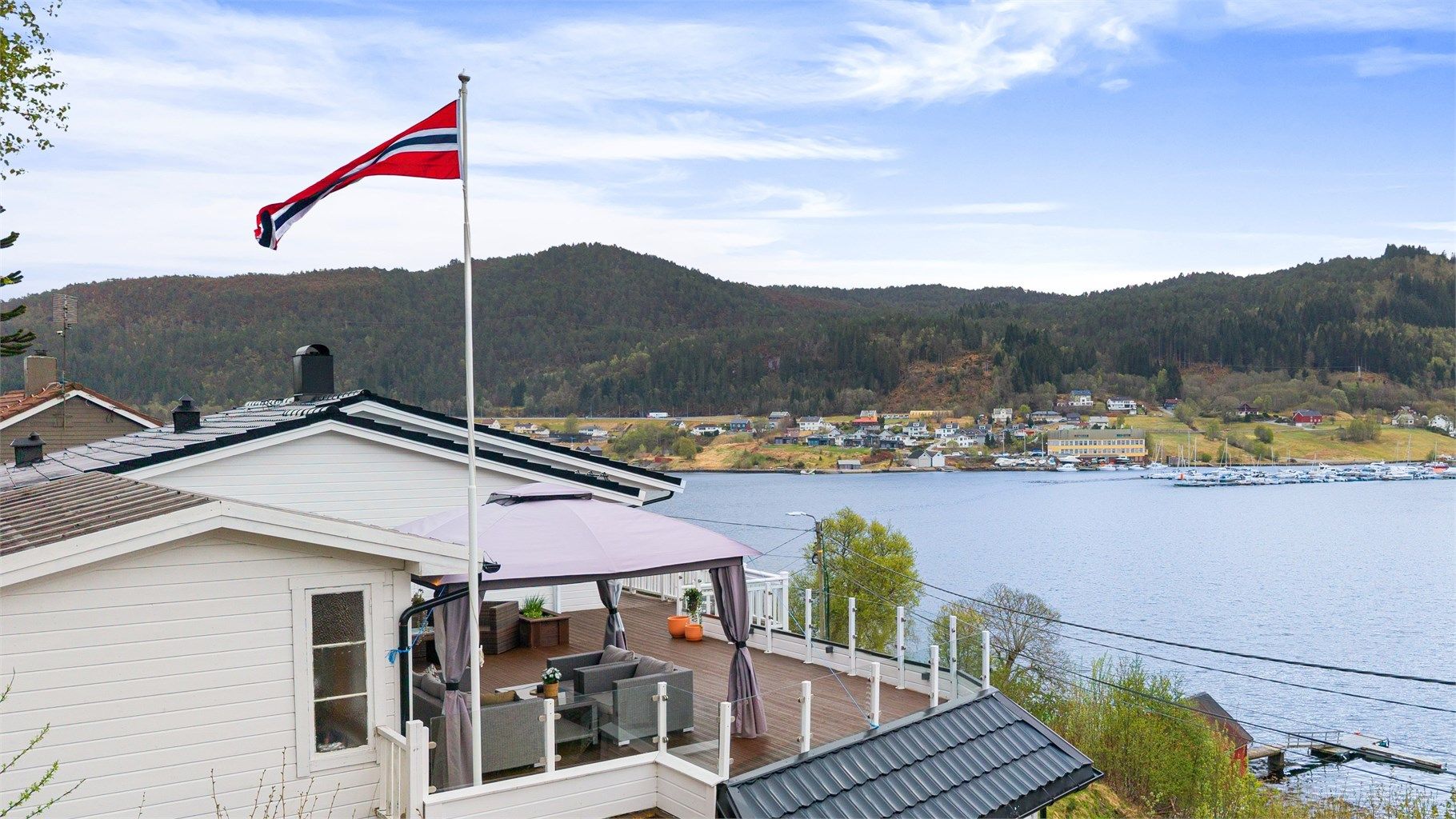Det går også fine turstier fra Eikrem til både Taustua og Rollonhytta.