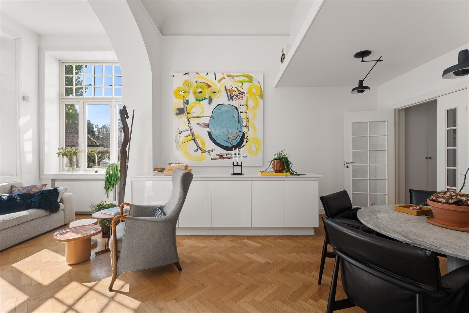 Rommet gir god plass til både en romslig sofagruppe og en egen spiseplass.