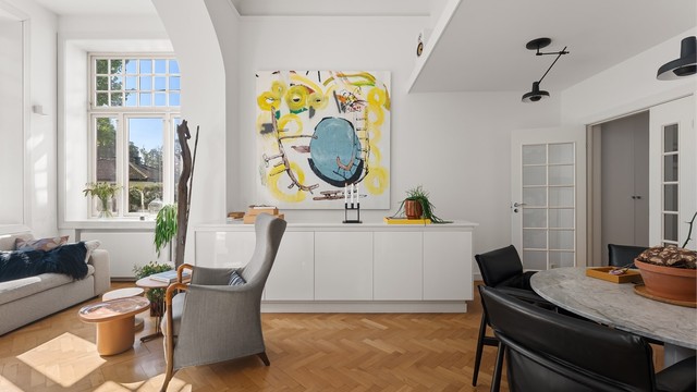 Rommet gir god plass til både en romslig sofagruppe og en egen spiseplass.