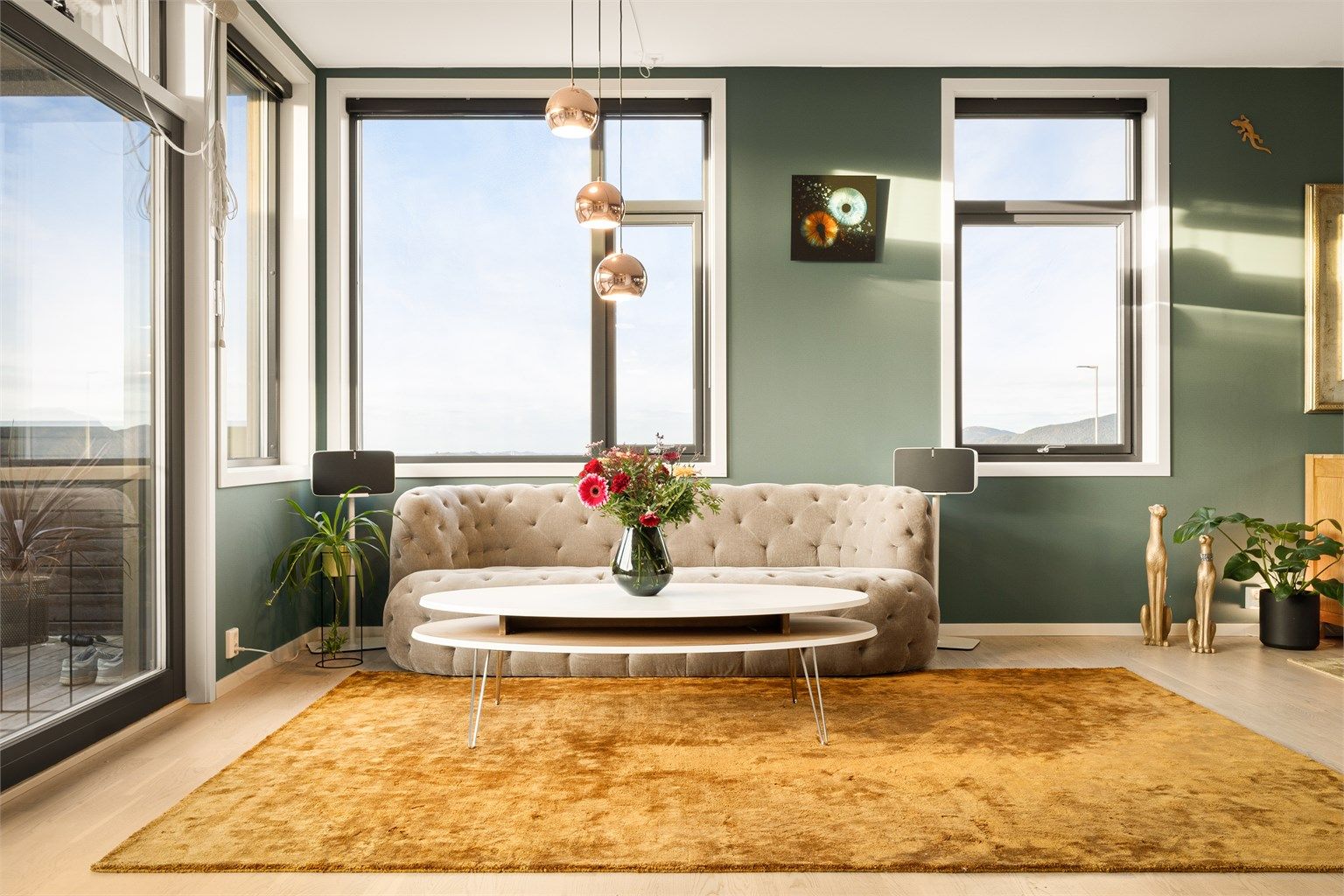 Boligen fremstår som meget innbydende med moderne fargevalg, funksjonelle løsninger og flotte materialvalg.  