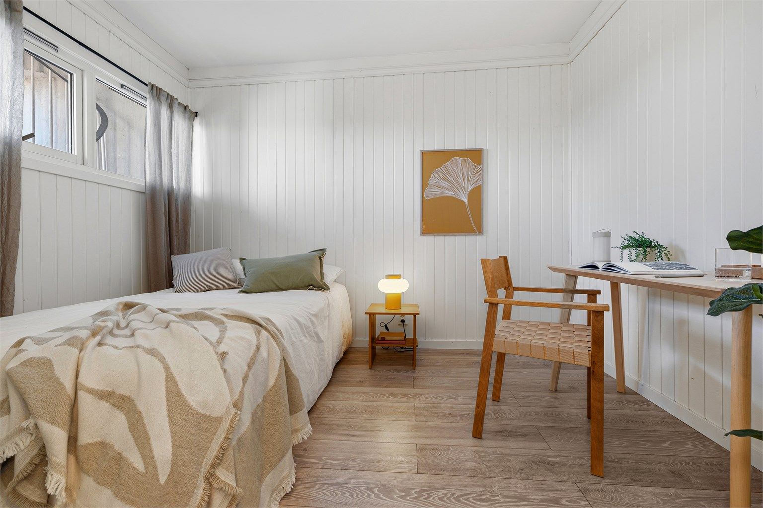 Leilighetens andre soverom kan fint brukes som gjesterom, barnerom eller kontor.