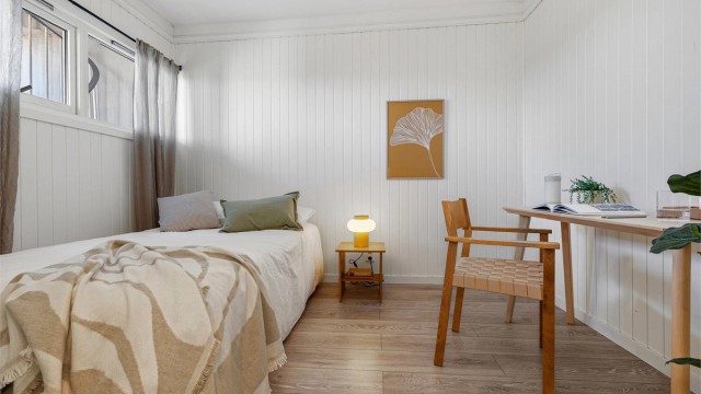 Leilighetens andre soverom kan fint brukes som gjesterom, barnerom eller kontor.