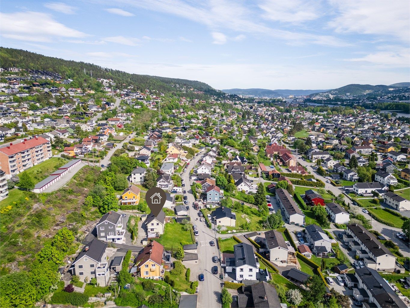 Kort gangavstand til bussholdeplass langs Rosenkrantzgata med hyppige avganger til Drammen sentrum.