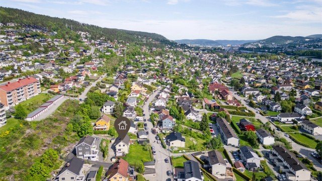 Kort gangavstand til bussholdeplass langs Rosenkrantzgata med hyppige avganger til Drammen sentrum.