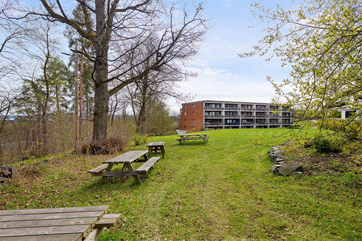 Flere sittegrupper er utplassert på fellesområdene til fri benyttelse for beboerne.