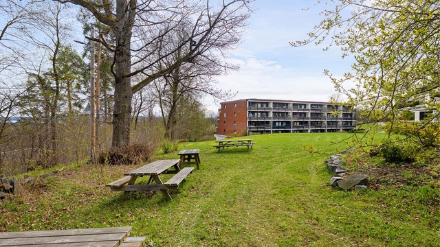 Flere sittegrupper er utplassert på fellesområdene til fri benyttelse for beboerne.