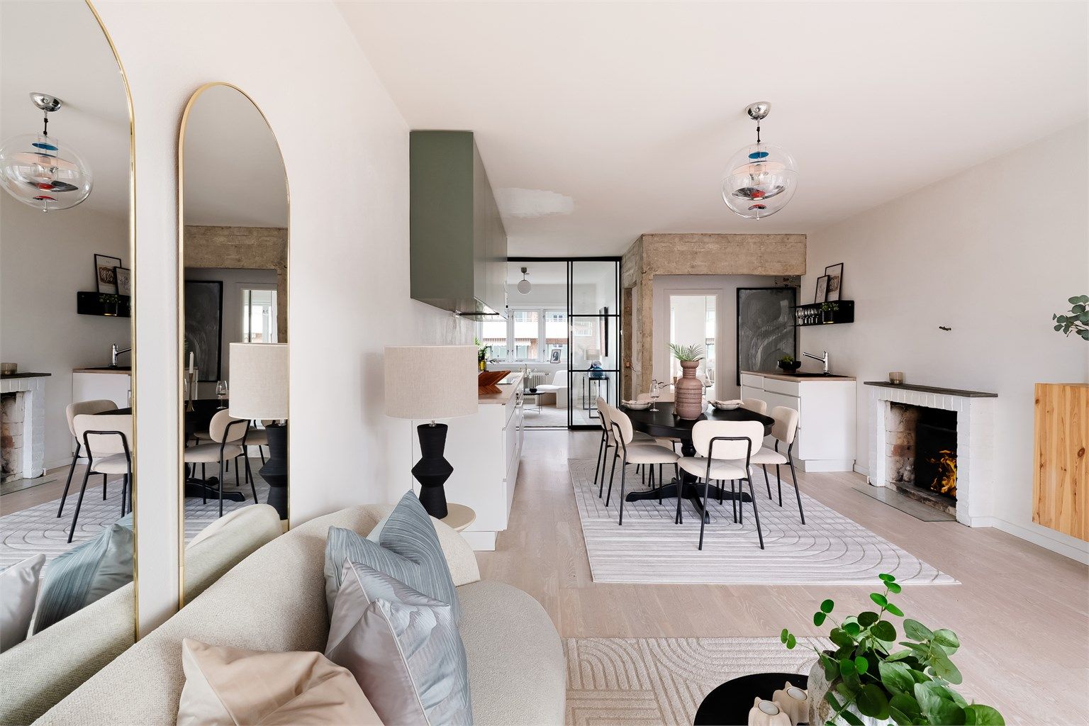 Leiligheten ligger overraskende rolig og tilbaketrukket samtidig som man har nærhet til "alt" man kan ønske seg.