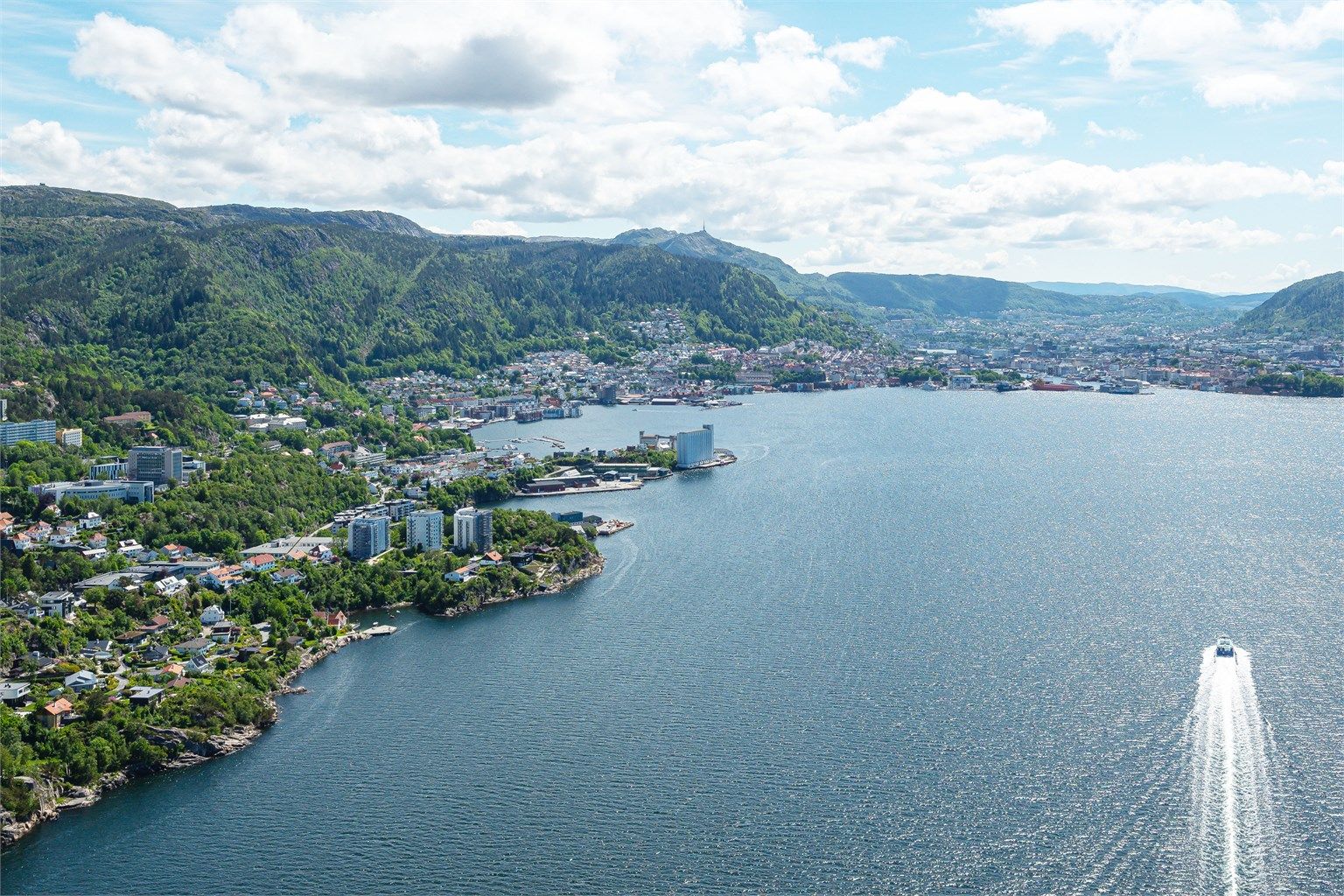Fra eiendommen er det kun en kort kjøretur til Bergen sentrum og alle byens fasiliteter.