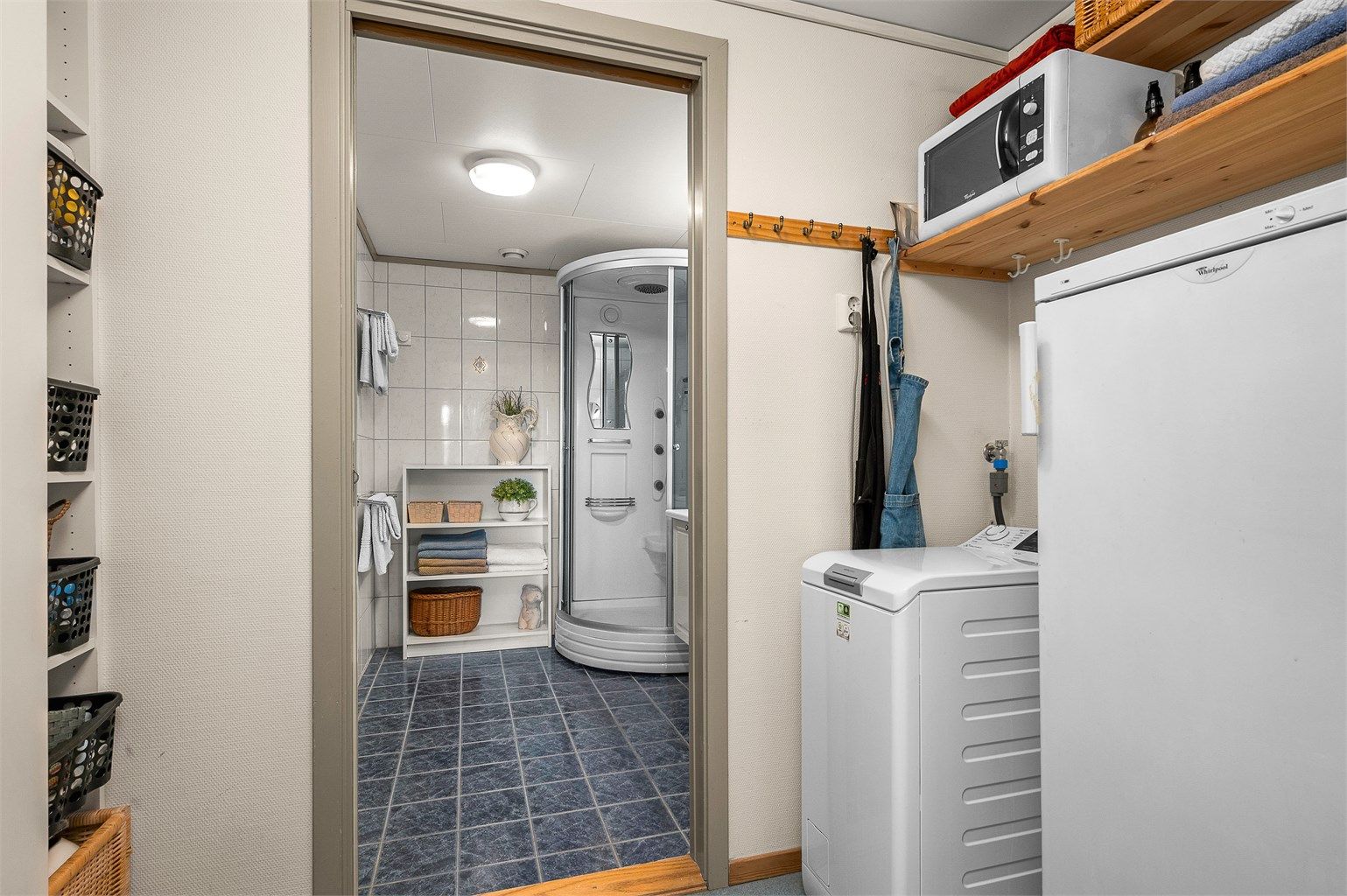 Innvendig bod på 4 kvm med opplegg for vaskemaskin og direkte adkomst til badet.