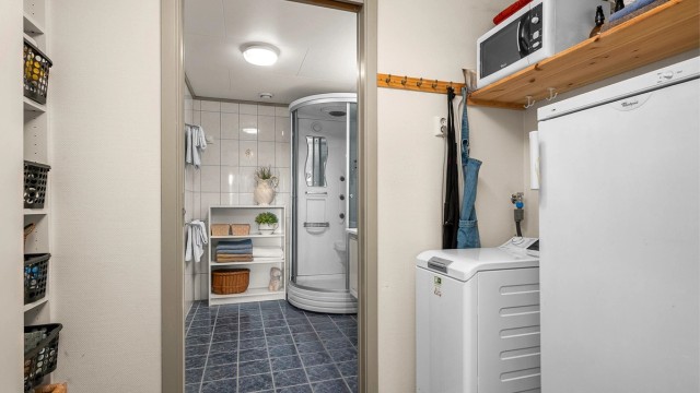 Innvendig bod på 4 kvm med opplegg for vaskemaskin og direkte adkomst til badet.