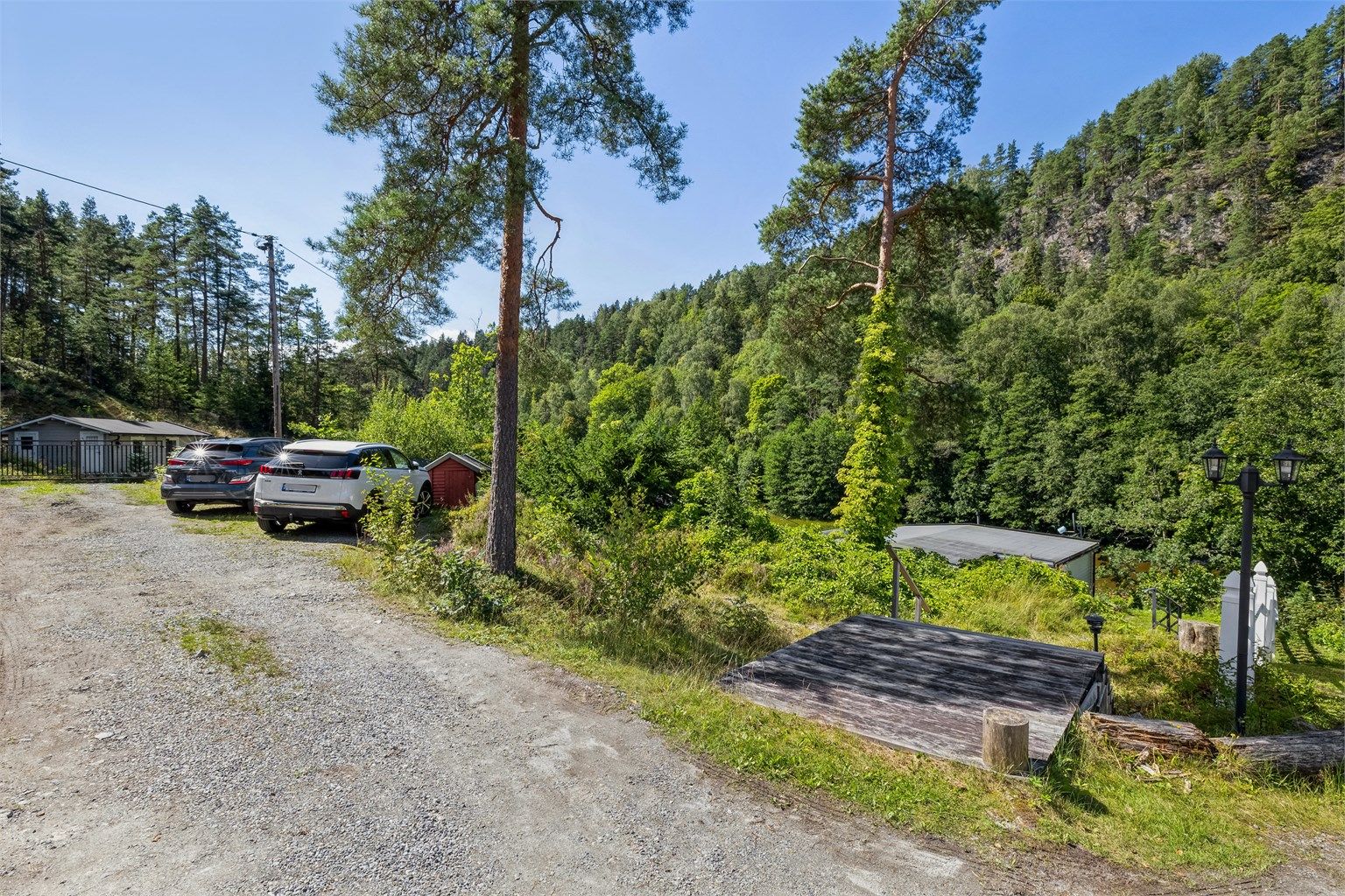 Hyggelig gårdsplass med flere biloppstillingsplasser