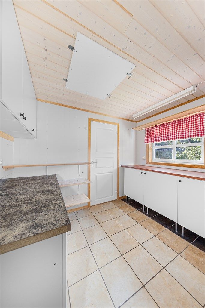 Frittstående uthus har innlagt strøm og et egen kjølerom.