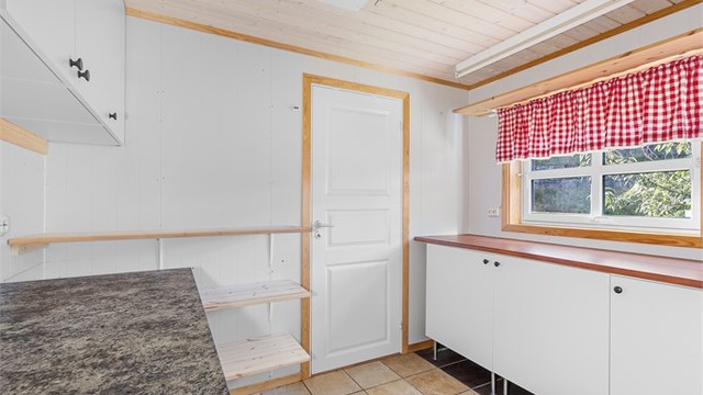 Frittstående uthus har innlagt strøm og et egen kjølerom.
