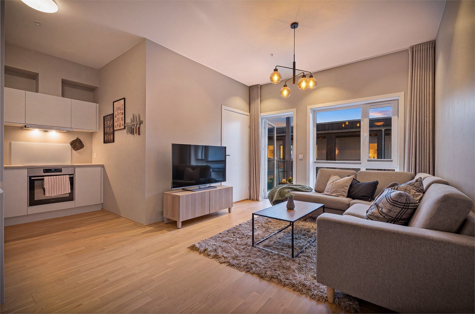 Leiligheten oppleves lun og koselig, også på kveldstid med ulik belysning.