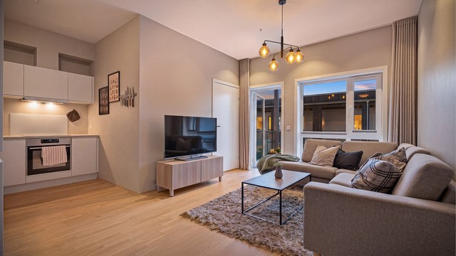 Leiligheten oppleves lun og koselig, også på kveldstid med ulik belysning.