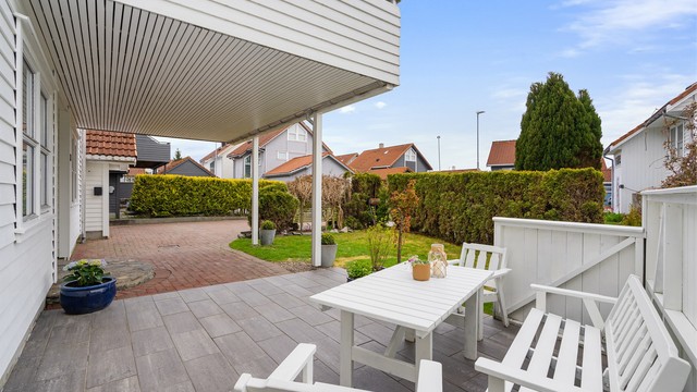 Platting ved inngangsparti.