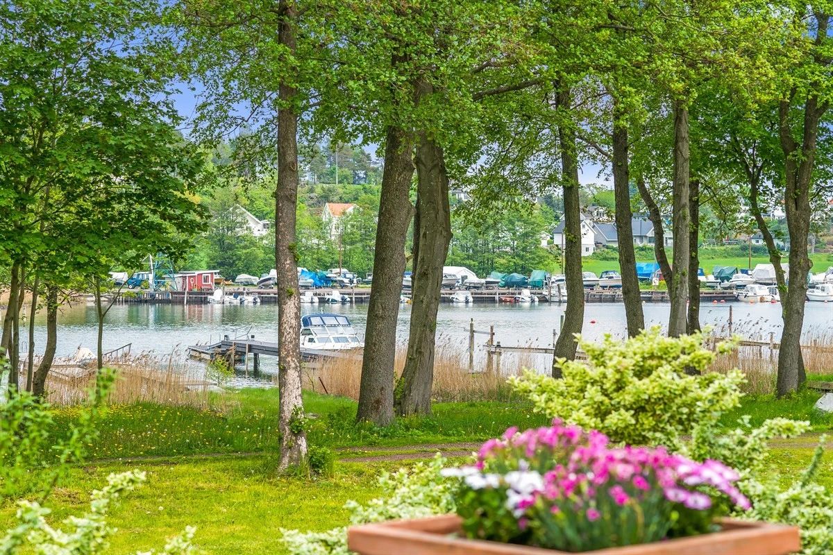 Eneboligen ligger nydelig til ved Myrasundet som straks munner ut i Oslofjorden med øyer og skjær.