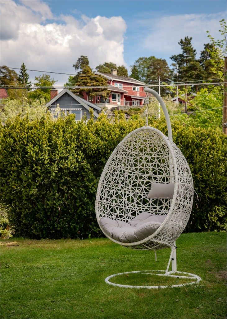 En lettstelt plen gir rom for lek og aktivitet.