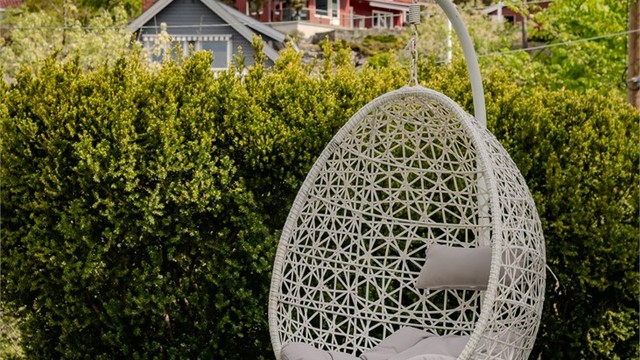 En lettstelt plen gir rom for lek og aktivitet.