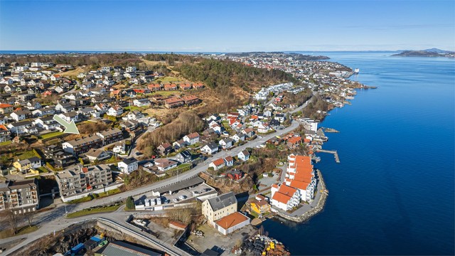 Det er kort vei både til Tastasenteret, hvor du finner shopping, dagligvarebutikker, kaféer, treningssentre m.m. For den turglade har man de de fine turområder på Tastaveden en kort spasertur unna.