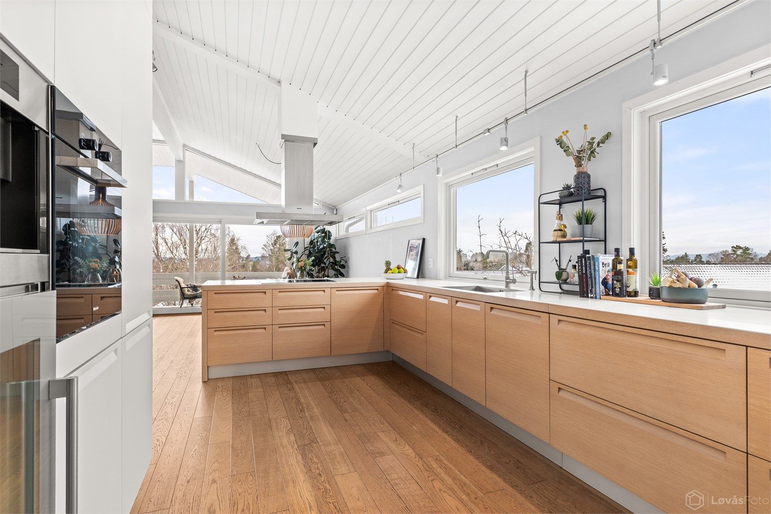Gjennomtenkt design med glatte fronter og en helhetlig, moderne estetikk.